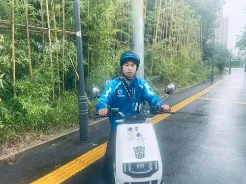 南京紫荆广场站蓝骑士周广权跑单途中做好事,为生活加点甜