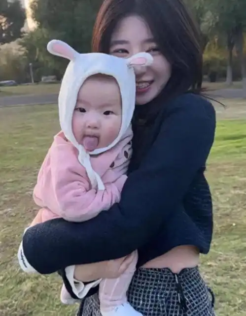 黄一鸣莎疯了,接受独家专访,晒女儿庆生视频