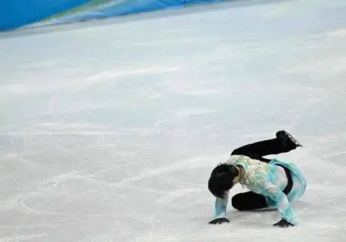 大国格局羽生结弦无缘奖牌泪崩,华春莹兑现承诺用日文赞美