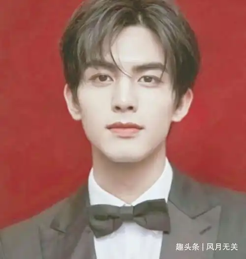 宋威龙吻戏太好21岁被曝3段恋情,片场健身练腹肌