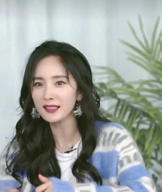 杨幂直播秀美腿,85花已褪去少女感,活动状态却有不一样韵味