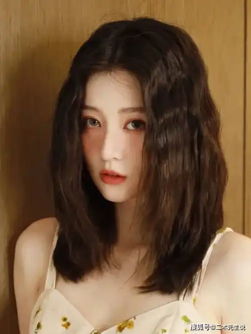 乔欣靠桃花妆再次登顶热搜榜,富贵气也是油然而生