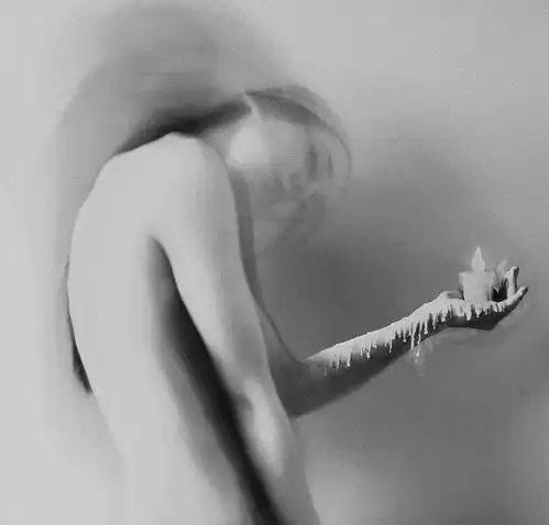 裸而不色,她比烟花寂寞匈牙利女摄影师noells.oszvald的作品