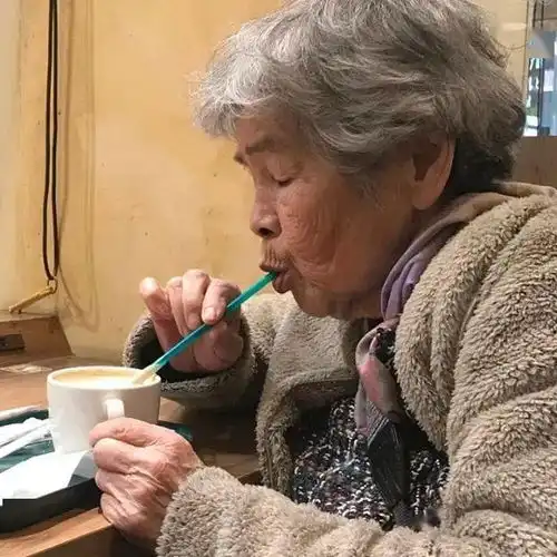 92岁会飞的奶奶,把自己装进垃圾袋,靠摔倒碰瓷博人眼球,却受到22万人追捧