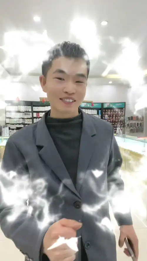 刚下班,今天是母亲节,祝妈妈和全国所有母亲节日快乐身体健康,平平安安万事顺心顺意拍个抖音不会扭的我也扭两下给大家助助兴