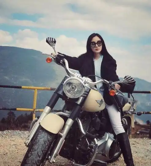 偶遇一辆47万的摩托车,搭载v2引擎,女骑手才是亮点