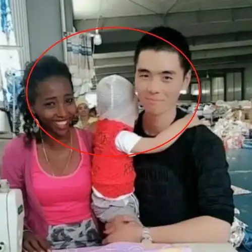 非洲妈妈坐月子,怀中宝宝太吸睛,网友中国爸爸的基因赢了