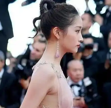 关晓彤被采访,看到这一身穿着之后