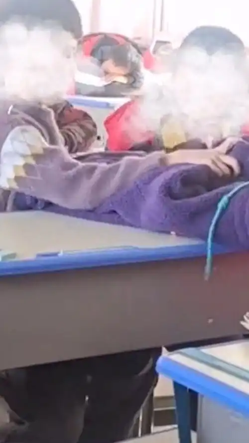 午休同学们趴桌子上小憩,9岁男孩脱下棉服叠好推给了同桌女生