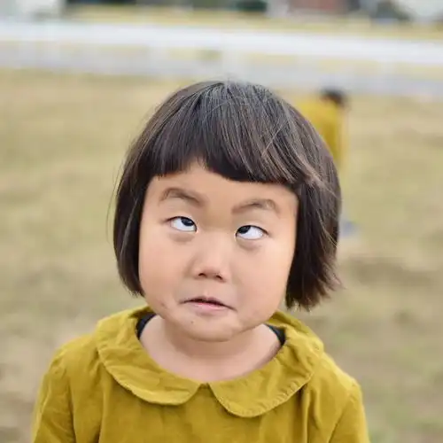 日本一妈妈因狂晒女儿的丑照走红网络,网友是亲妈吗