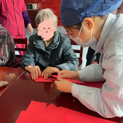 折纸飞机夹弹珠做着游戏喝着茶,找回儿时的那份童心吧