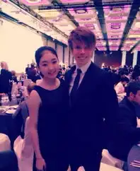 李子君晒与日本男神合影搞怪卖萌扮可爱