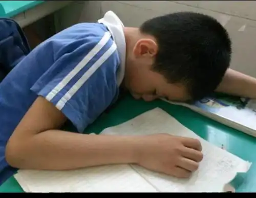 推进睡眠管理,推迟上课时间,不能变为形式主义