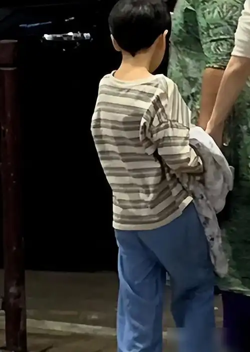 baby带儿子现身香港,穿搭和叶珂成鲜明对比,小海绵背影像黄晓明
