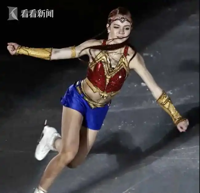 花样滑冰表演滑精彩瞬间羽生结弦亲吻冰面