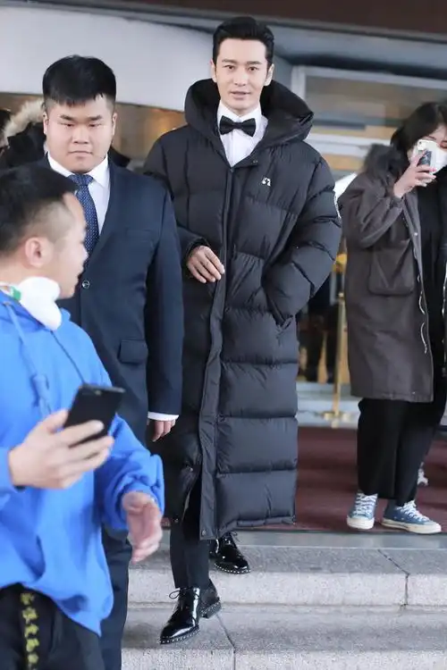 黄晓明现身央视春晚第五次联排白衬衣搭领结造型绅士