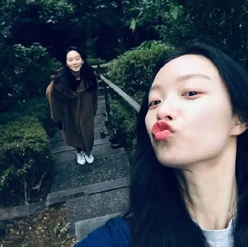 倪妮晒与闺蜜旅行照,两套私服颜值都超级在线,怎么那么会穿