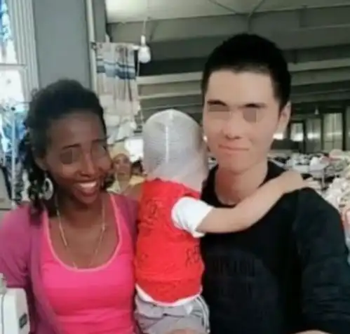 非洲女和小伙生下混血宝宝,孩子转身后,网友调侃色素沉淀了