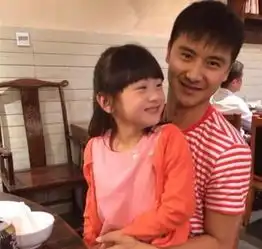 田亮女儿幼儿园毕业,小脸发胖