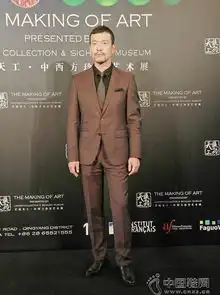 廖凡西装革履出席活动自信潇洒展绅士风度