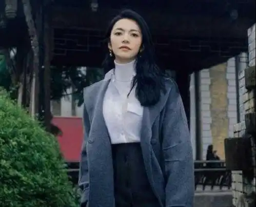 姚晨灰色的呢子大衣搭配上衬衫,简直是高级感满满
