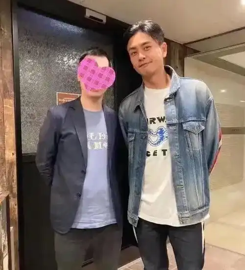 38岁胡歌和39岁黄宗泽最新现身看起来差10岁,受过伤的脸不抗老