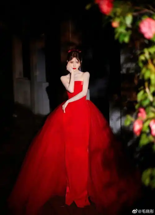 毛晓彤绝美穿着红裙如同迪士尼公主