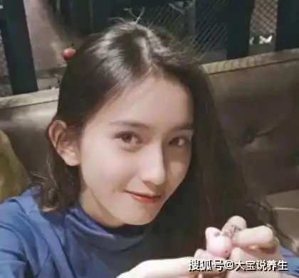 幽默笑话推销员走到一户人家门口,听见里面有男女吵嘴的声音