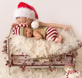 父母为新生婴儿拍圣诞写真萌化人心