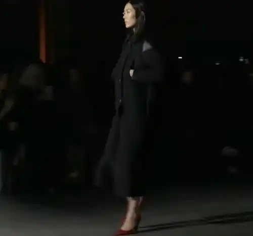 刘雯时隔三年重返时装周力压金小妹压轴走秀超牛,穿大衣好霸气