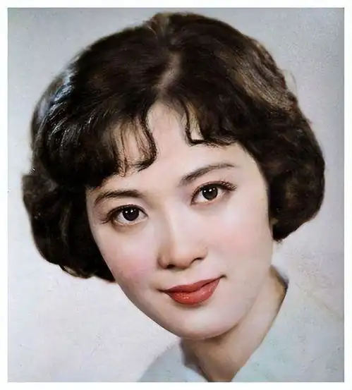 龚雪真是美了一辈子,年轻时俏丽有气质,年老后依然优雅又大方