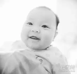 宝宝出生自带一头秀发明星宝宝出生照pk