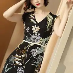 55岁的老妈穿精致的高雅女装,去北京旅游,太吸睛了,比风景都美