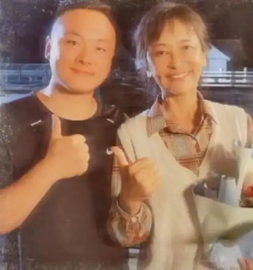 57岁李勤勤庆祝七夕,独唱苦情歌太心酸三婚三离表情显苦涩