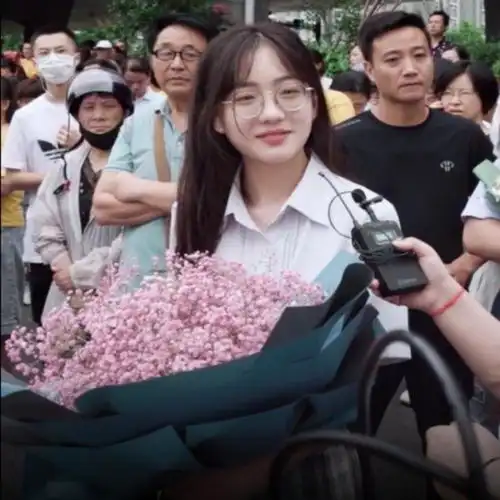 17岁高一满天星为什么不顾个人形象要给高考哥送花,看到她一句话懂了