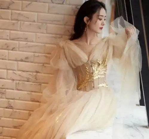 赵丽颖在芭莎晚宴身体不适,神色憔悴眼窝深陷,病娇美人我见犹怜