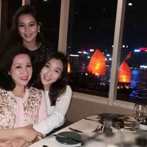 文雪儿60大寿,母女三人合照形同姐妹,网友岁月从不败美人