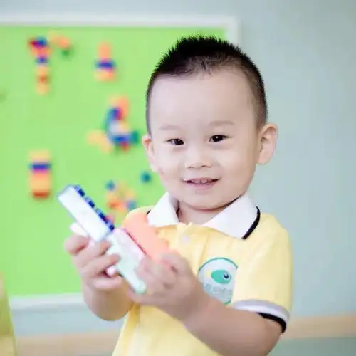 老师,为什么幼儿园发的照片里没有我家孩子