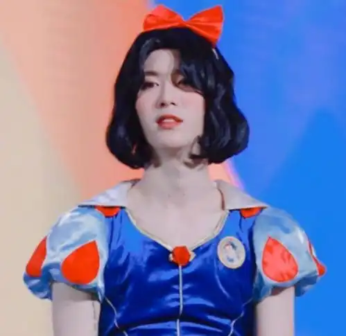 同样是扮演白雪公主,娜扎十分清纯,看到范丞丞心动了