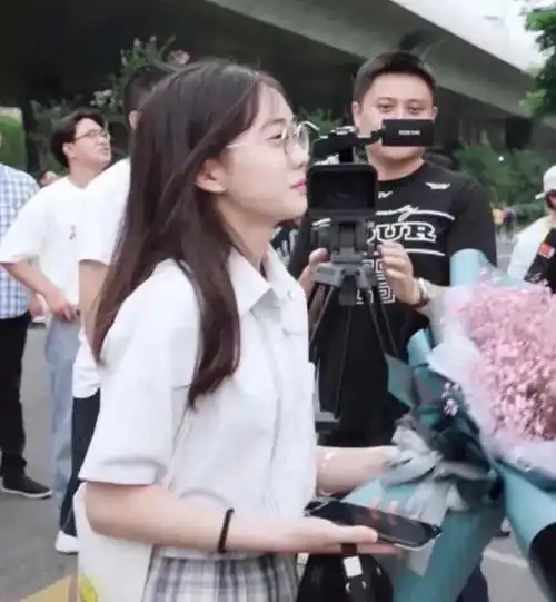 满天星小姐姐为何突然走红她到底有什么来头网友表示疑惑