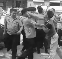 城管清理路边摊遭暴力阻挠执法队员制服被撕烂