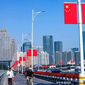 国庆氛围感拉满看五星红旗迎风飘扬