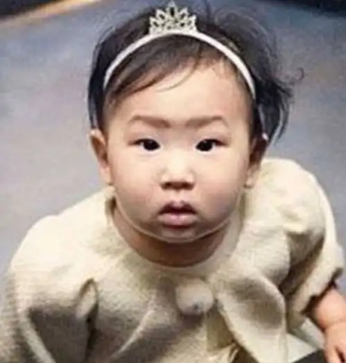 女儿长得丑她被质疑整容,等到孩子长大了,成大型打脸现场