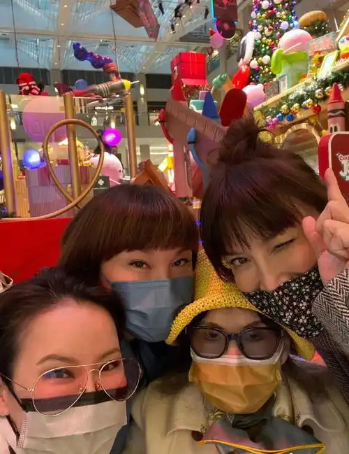 李玟俩姐姐陪妈妈逛街,86岁母亲暴瘦10多斤,母女三人憔悴引担忧