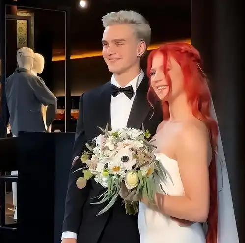 幸福特鲁索娃婚礼现场,谢尔巴科娃惊艳亮相,好姐妹合影真开心