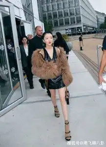 周冬雨时装周美照曝光美艳成熟贵妇风,被夸性感小野猫