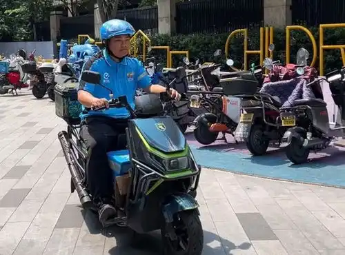 了不起的小哥浙江青年五四奖章给了这位蓝骑士