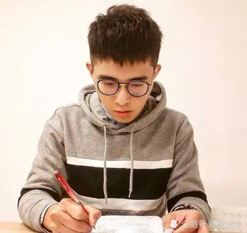 年底男生不要只会剪锅盖头,试试这3款,剪完潮流又帅气