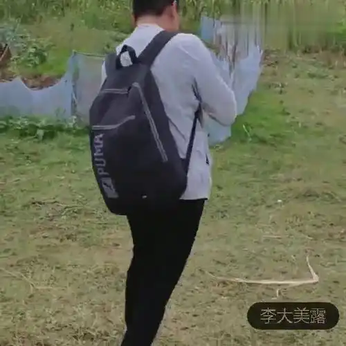非洲当地学校的孩子,一个皮球就能开心很久,难怪都说知足常乐呢