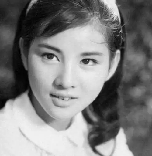 日本女护士嫁给中国军人,相守40年,回日本探亲才知妻子身价不菲